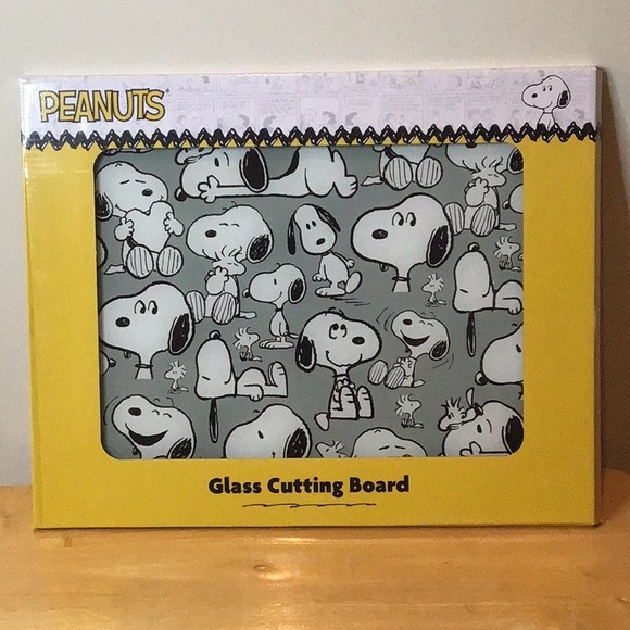 Peanuts Glass Cutting Board - Picture 2 of 13